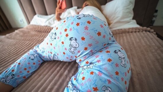 The young blonde deliberately left the bedroom door open so that her stepfather would come in and fuck her in the pussy.