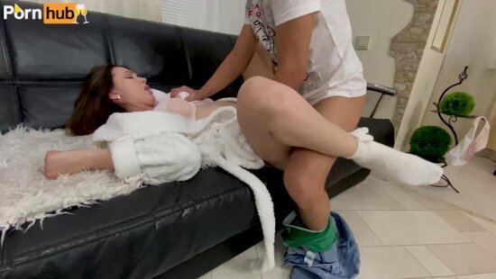 A beautiful stepmother with a big ass decided to give a blowjob and give her stepson some New Year's sex.